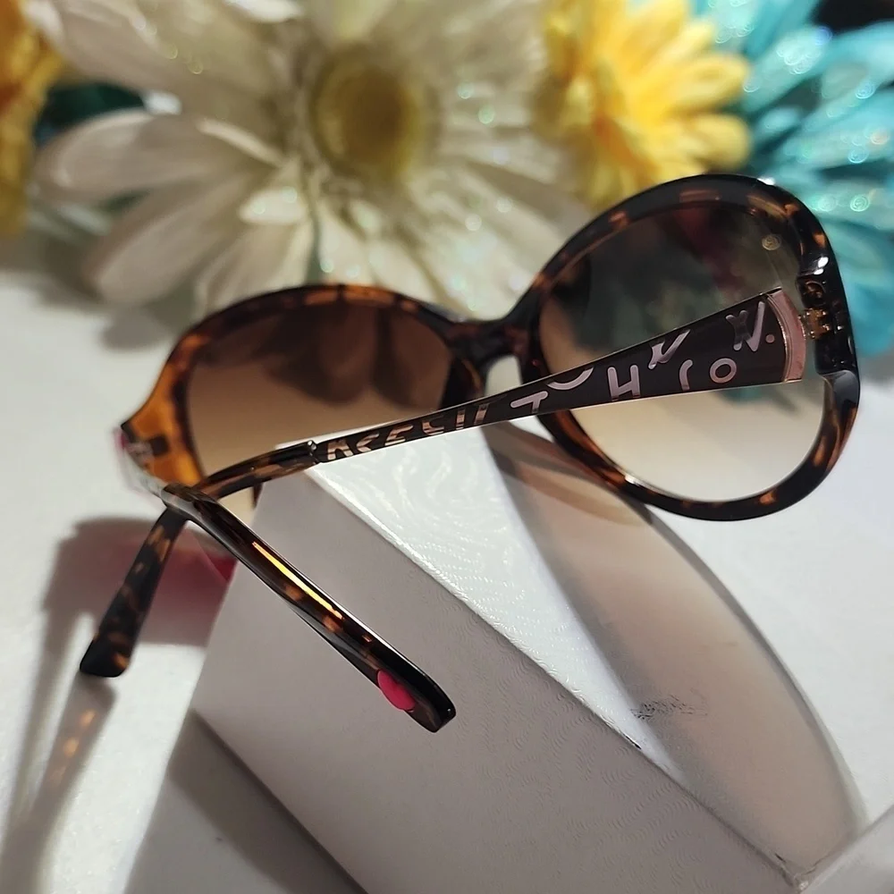 BETSEY JOHNSON SUNGLASSES - Picture 6 of 7
